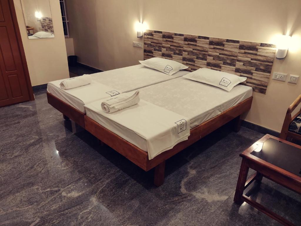 Clean double room at Hotel Wins