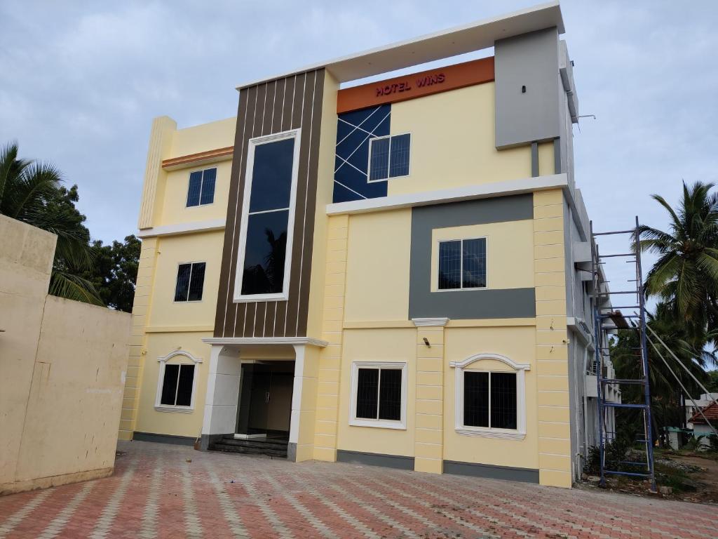 Hotel Wins building exterior during daytime