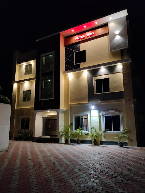 Hotel Wins night exterior with lit entrance